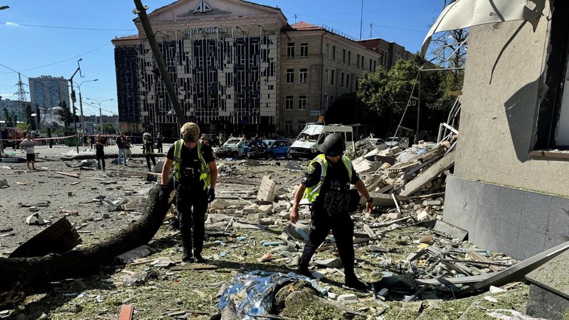 Militer Rusia mengebom sebuah bangunan tempat tinggal di kota Kharkiv, Ukraina, pada Sabtu (22/6/2024). Insiden ini menewaskan tiga orang dan melukai lebih dari 50 orang. (REUTERS/Vitalii Hnidyi)