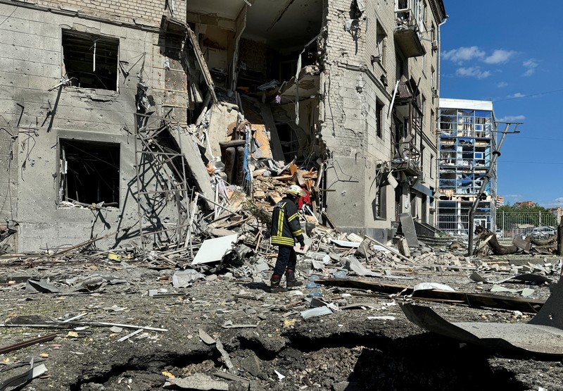 Militer Rusia mengebom sebuah bangunan tempat tinggal di kota Kharkiv, Ukraina, pada Sabtu (22/6/2024). Insiden ini menewaskan tiga orang dan melukai lebih dari 50 orang. (REUTERS/Vitalii Hnidyi) Militer Rusia mengebom sebuah bangunan tempat tinggal di kota Kharkiv, Ukraina, pada Sabtu (22/6/2024). Insiden ini menewaskan tiga orang dan melukai lebih dari 50 orang. (REUTERS/Vitalii Hnidyi)