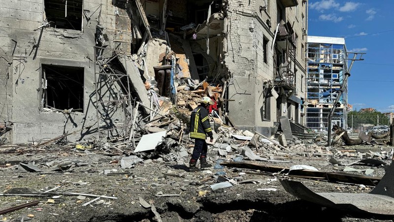Militer Rusia mengebom sebuah bangunan tempat tinggal di kota Kharkiv, Ukraina, pada Sabtu (22/6/2024). Insiden ini menewaskan tiga orang dan melukai lebih dari 50 orang. (REUTERS/Vitalii Hnidyi)
