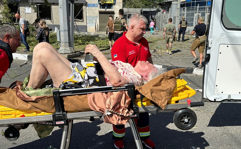 Militer Rusia mengebom sebuah bangunan tempat tinggal di kota Kharkiv, Ukraina, pada Sabtu (22/6/2024). Insiden ini menewaskan tiga orang dan melukai lebih dari 50 orang. (REUTERS/Vitalii Hnidyi) Militer Rusia mengebom sebuah bangunan tempat tinggal di kota Kharkiv, Ukraina, pada Sabtu (22/6/2024). Insiden ini menewaskan tiga orang dan melukai lebih dari 50 orang. (REUTERS/Vitalii Hnidyi)