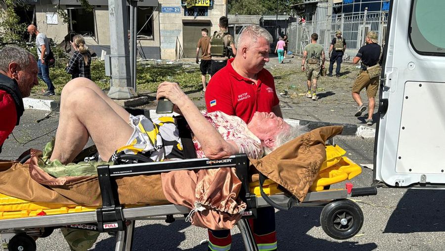 Militer Rusia mengebom sebuah bangunan tempat tinggal di kota Kharkiv, Ukraina, pada Sabtu (22/6/2024). Insiden ini menewaskan tiga orang dan melukai lebih dari 50 orang. (REUTERS/Vitalii Hnidyi)