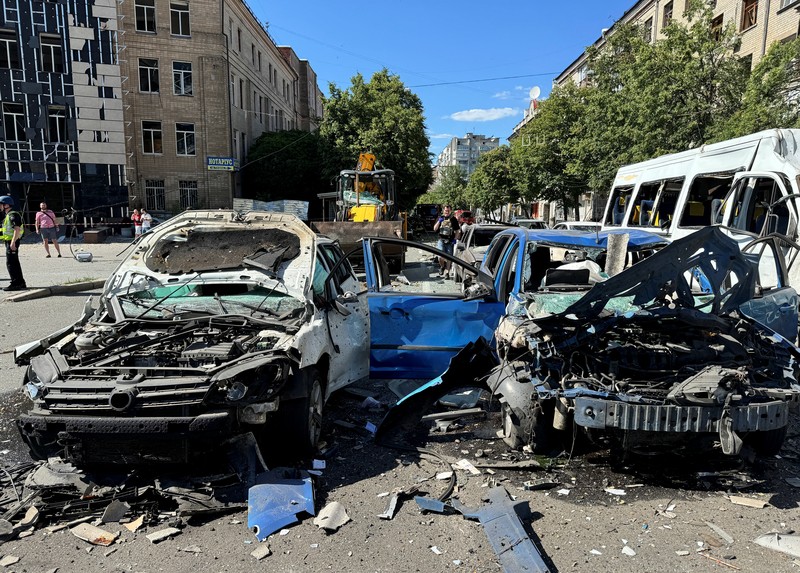 Militer Rusia mengebom sebuah bangunan tempat tinggal di kota Kharkiv, Ukraina, pada Sabtu (22/6/2024). Insiden ini menewaskan tiga orang dan melukai lebih dari 50 orang. (REUTERS/Vitalii Hnidyi) Militer Rusia mengebom sebuah bangunan tempat tinggal di kota Kharkiv, Ukraina, pada Sabtu (22/6/2024). Insiden ini menewaskan tiga orang dan melukai lebih dari 50 orang. (REUTERS/Vitalii Hnidyi)