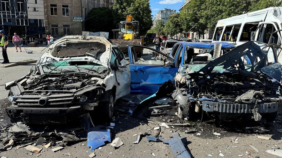 Militer Rusia mengebom sebuah bangunan tempat tinggal di kota Kharkiv, Ukraina, pada Sabtu (22/6/2024). Insiden ini menewaskan tiga orang dan melukai lebih dari 50 orang. (REUTERS/Vitalii Hnidyi)