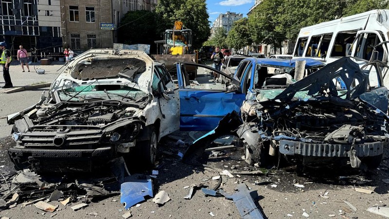 Militer Rusia mengebom sebuah bangunan tempat tinggal di kota Kharkiv, Ukraina, pada Sabtu (22/6/2024). Insiden ini menewaskan tiga orang dan melukai lebih dari 50 orang. (REUTERS/Vitalii Hnidyi)