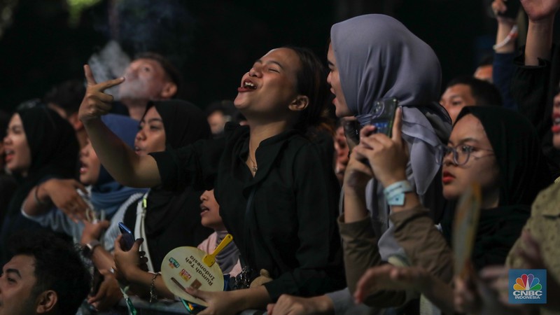 Penonton memadati Allo Fest 2024 di Istora Senayan, Jakarta, Sabtu (22/6/2022). Allo Bank kembali menggelar Allo Fest yang menghadirkan sederet musisi ternama mulai dari Way V hingga Hindia. (CNBC Indonesia/Faisal Rahman) Penonton memadati Allo Fest 2024 di Istora Senayan, Jakarta, Sabtu (22/6/2022). Allo Bank kembali menggelar Allo Fest yang menghadirkan sederet musisi ternama mulai dari Way V hingga Hindia. (CNBC Indonesia/Faisal Rahman)