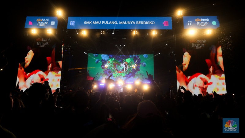 Penonton memadati Allo Fest 2024 di Istora Senayan, Jakarta, Sabtu (22/6/2022). Allo Bank kembali menggelar Allo Fest yang menghadirkan sederet musisi ternama mulai dari Way V hingga Hindia. (CNBC Indonesia/Faisal Rahman) Penonton memadati Allo Fest 2024 di Istora Senayan, Jakarta, Sabtu (22/6/2022). Allo Bank kembali menggelar Allo Fest yang menghadirkan sederet musisi ternama mulai dari Way V hingga Hindia. (CNBC Indonesia/Faisal Rahman)