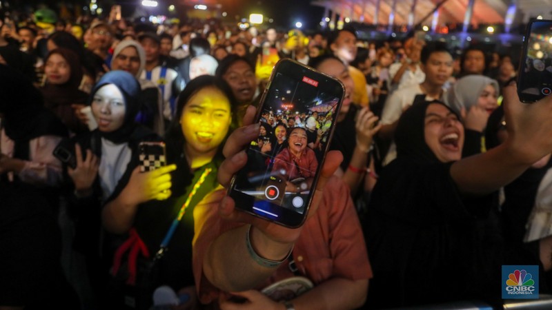 Penonton memadati Allo Fest 2024 di Istora Senayan, Jakarta, Sabtu (22/6/2022). Allo Bank kembali menggelar Allo Fest yang menghadirkan sederet musisi ternama mulai dari Way V hingga Hindia. (CNBC Indonesia/Faisal Rahman) Penonton memadati Allo Fest 2024 di Istora Senayan, Jakarta, Sabtu (22/6/2022). Allo Bank kembali menggelar Allo Fest yang menghadirkan sederet musisi ternama mulai dari Way V hingga Hindia. (CNBC Indonesia/Faisal Rahman)