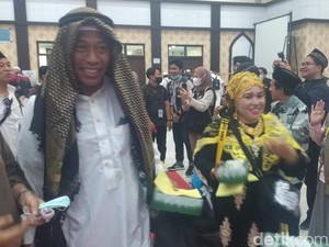 Jemaah Haji Makassar Tampil Nyentrik Saat Kembali, Penuh Perhiasan Emas