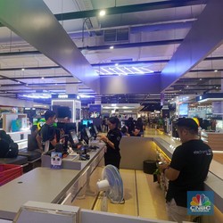 Keluarga Ini Jauh-jauh ke Transmart Demi Diskon TV-Baju