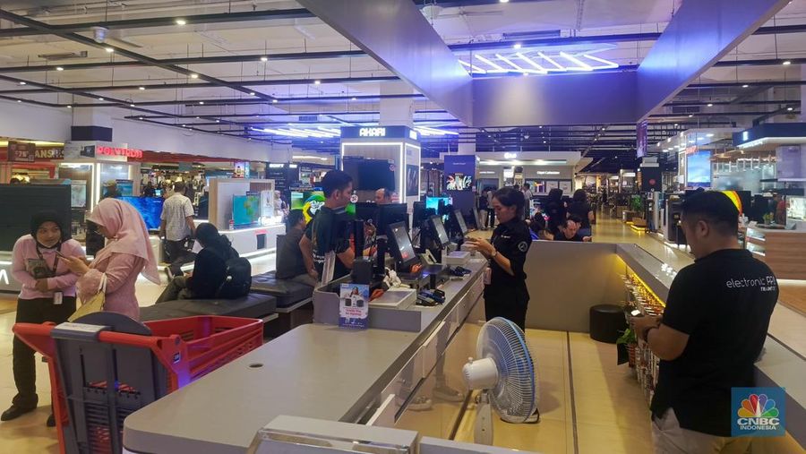 Pengunjung Transmart Cempaka Putih nampak memadati sektor elektronik pada pesta diskon Transmart Full Day Sale, Minggu, (26/6/2024). (²©²ÊÍøÕ¾/Rosseno Aji Nugroho)