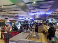 Keluarga Ini Jauh-jauh ke Transmart Demi Diskon TV-Baju