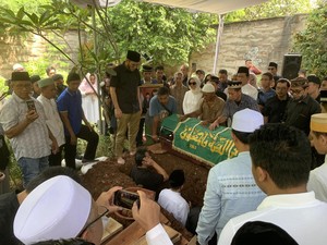 Jenazah Tanri Abeng Dimakamkan di Samping Makam Istri
