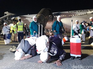 Sujud Syukur-Tangis Jemaah Haji Kloter 1 Embarkasi Solo Tiba di Tanah Air
