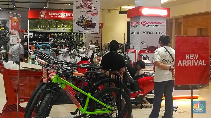 Sejumlah pelanggan Transmart Cempaka Putih tengah berbelanja pada gelaran Transmart Full Day Sale yang diselenggarakan pada Minggu, (23/6/2024). (CNBC Indonesia/Rosseno Aji Nugroho)