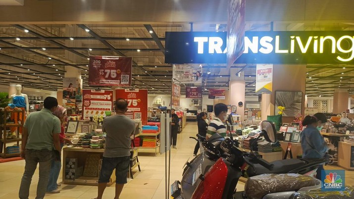 Sejumlah pelanggan Transmart Cempaka Putih tengah berbelanja pada gelaran Transmart Full Day Sale yang diselenggarakan pada Minggu, (23/6/2024). (CNBC Indonesia/Rosseno Aji Nugroho)