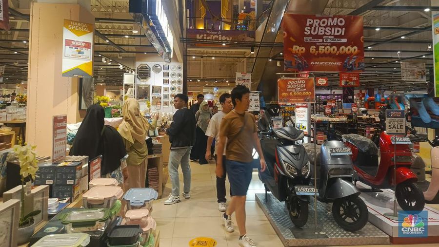 Sejumlah pelanggan Transmart Cempaka Putih tengah berbelanja pada gelaran Transmart Full Day Sale yang diselenggarakan pada Minggu, (23/6/2024). (²©²ÊÍøÕ¾/Rosseno Aji Nugroho)