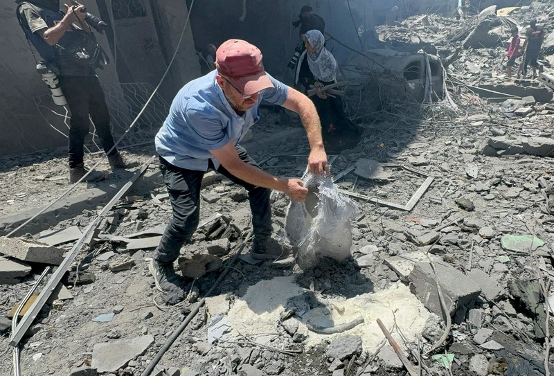 Serangan Israel menargetkan kamp pengungsi Al Shati, Gaza, Palestina pada Sabtu (22/6). Akibat serangan itu, dilaporkan 24 orang tewas dan menghancurkan kawasan rumah di sekitar kamp pengungsi. (REUTERS/AYMAN AL HASSI)