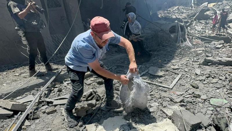 Serangan Israel menargetkan kamp pengungsi Al Shati, Gaza, Palestina pada Sabtu (22/6). Akibat serangan itu, dilaporkan 24 orang tewas dan menghancurkan kawasan rumah di sekitar kamp pengungsi. (REUTERS/AYMAN AL HASSI)