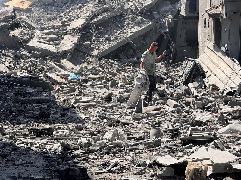 Serangan Israel menargetkan kamp pengungsi Al Shati, Gaza, Palestina pada Sabtu (22/6). Akibat serangan itu, dilaporkan 24 orang tewas dan menghancurkan kawasan rumah di sekitar kamp pengungsi. (REUTERS/AYMAN AL HASSI) Serangan Israel menargetkan kamp pengungsi Al Shati, Gaza, Palestina pada Sabtu (22/6). Akibat serangan itu, dilaporkan 24 orang tewas dan menghancurkan kawasan rumah di sekitar kamp pengungsi. (REUTERS/AYMAN AL HASSI)