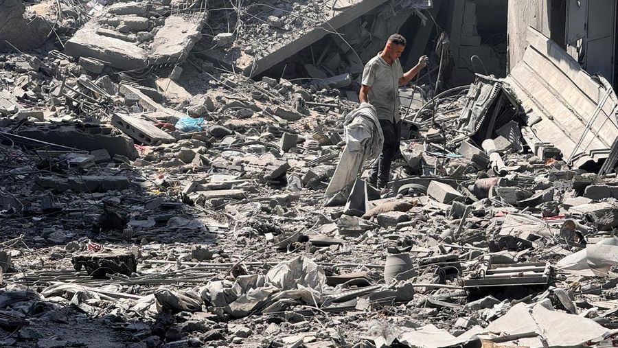 Serangan Israel menargetkan kamp pengungsi Al Shati, Gaza, Palestina pada Sabtu (22/6). Akibat serangan itu, dilaporkan 24 orang tewas dan menghancurkan kawasan rumah di sekitar kamp pengungsi. (REUTERS/AYMAN AL HASSI)