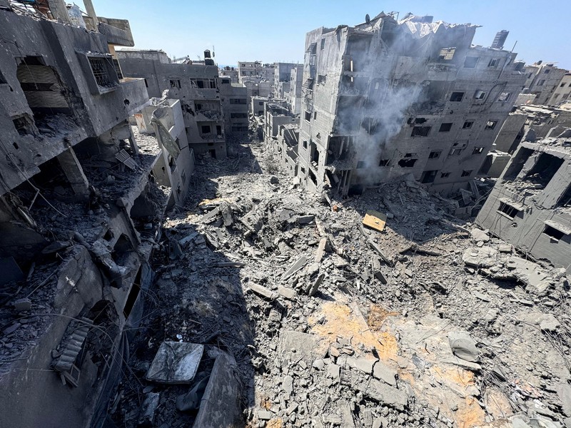 Serangan Israel menargetkan kamp pengungsi Al Shati, Gaza, Palestina pada Sabtu (22/6). Akibat serangan itu, dilaporkan 24 orang tewas dan menghancurkan kawasan rumah di sekitar kamp pengungsi. (REUTERS/AYMAN AL HASSI)