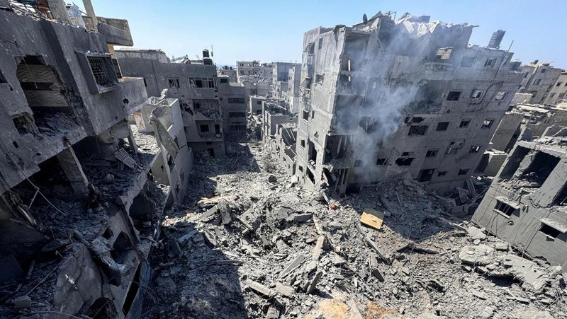 Serangan Israel menargetkan kamp pengungsi Al Shati, Gaza, Palestina pada Sabtu (22/6). Akibat serangan itu, dilaporkan 24 orang tewas dan menghancurkan kawasan rumah di sekitar kamp pengungsi. (REUTERS/AYMAN AL HASSI)