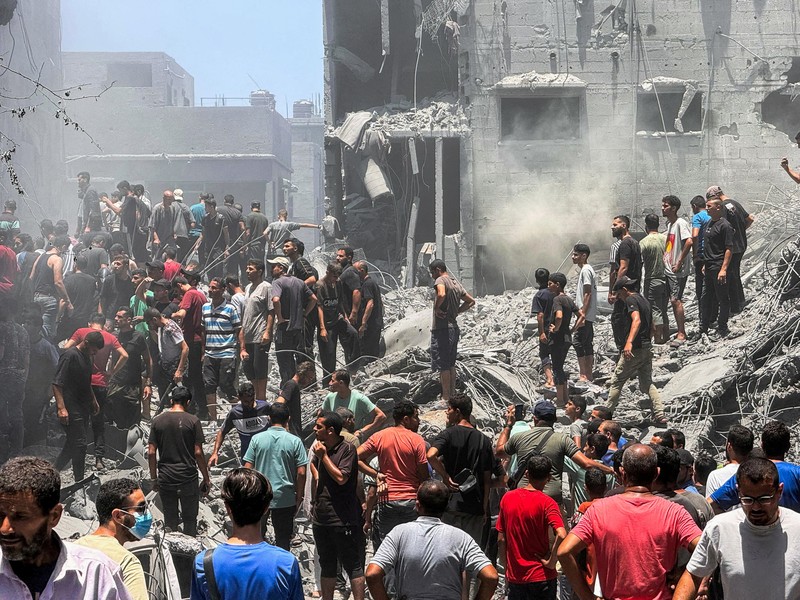 Serangan Israel menargetkan kamp pengungsi Al Shati, Gaza, Palestina pada Sabtu (22/6). Akibat serangan itu, dilaporkan 24 orang tewas dan menghancurkan kawasan rumah di sekitar kamp pengungsi. (REUTERS/AYMAN AL HASSI) Serangan Israel menargetkan kamp pengungsi Al Shati, Gaza, Palestina pada Sabtu (22/6). Akibat serangan itu, dilaporkan 24 orang tewas dan menghancurkan kawasan rumah di sekitar kamp pengungsi. (REUTERS/AYMAN AL HASSI)