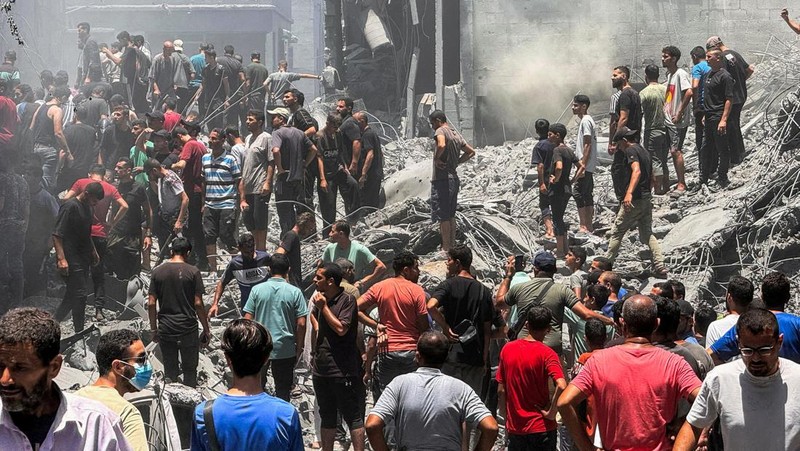 Serangan Israel menargetkan kamp pengungsi Al Shati, Gaza, Palestina pada Sabtu (22/6). Akibat serangan itu, dilaporkan 24 orang tewas dan menghancurkan kawasan rumah di sekitar kamp pengungsi. (REUTERS/AYMAN AL HASSI)