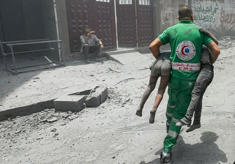 Serangan Israel menargetkan kamp pengungsi Al Shati, Gaza, Palestina pada Sabtu (22/6). Akibat serangan itu, dilaporkan 24 orang tewas dan menghancurkan kawasan rumah di sekitar kamp pengungsi. (REUTERS/AYMAN AL HASSI) Serangan Israel menargetkan kamp pengungsi Al Shati, Gaza, Palestina pada Sabtu (22/6). Akibat serangan itu, dilaporkan 24 orang tewas dan menghancurkan kawasan rumah di sekitar kamp pengungsi. (REUTERS/AYMAN AL HASSI)
