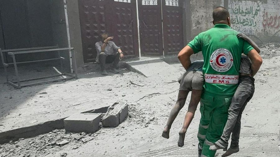 Serangan Israel menargetkan kamp pengungsi Al Shati, Gaza, Palestina pada Sabtu (22/6). Akibat serangan itu, dilaporkan 24 orang tewas dan menghancurkan kawasan rumah di sekitar kamp pengungsi. (REUTERS/AYMAN AL HASSI)