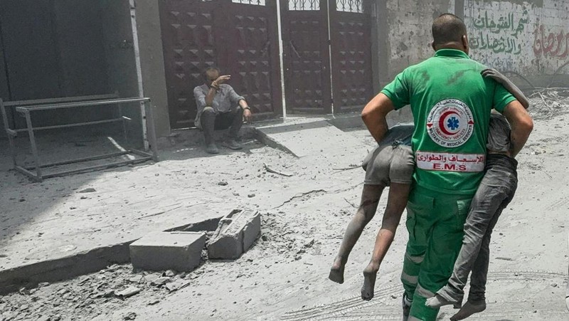 Serangan Israel menargetkan kamp pengungsi Al Shati, Gaza, Palestina pada Sabtu (22/6). Akibat serangan itu, dilaporkan 24 orang tewas dan menghancurkan kawasan rumah di sekitar kamp pengungsi. (REUTERS/AYMAN AL HASSI)