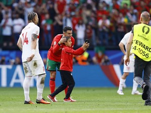 Beda Reaksi Ronaldo Saat Diserbu 3 Penggemar Minta Swafoto