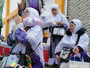 388 Jemaah Haji Asal Bandar Lampung Kembali, Diwarnai Tangis Haru