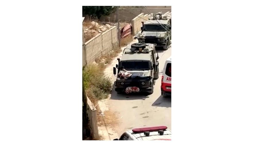 Tentara Israel mengikat warga Palestina dengan jip militer saat penggerebekan di Jenin, dalam tangkapan layar dari sebuah video, di Tepi Barat yang diduduki Israel, 22 Juni 2024. (REUTERS/Reuters TV)