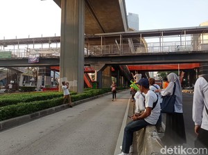 Warga Antusias Nonton Jakarta Marathon 2024 di Jalan Rasuna Said