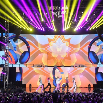 Potret Aksi WayV 'Bius' WayZenNi di Allo Fest 2024