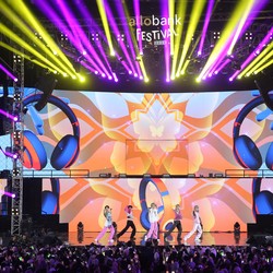 Potret Aksi WayV 'Bius' WayZenNi di Allo Fest 2024
