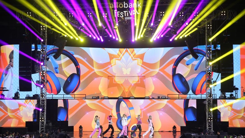 WayV sukses membius para penonton Allo Bank Festival 2024 di panggung indoor Istora Senayan, Jakarta, Sabtu (22/6/2024) malam. (Istimewa)