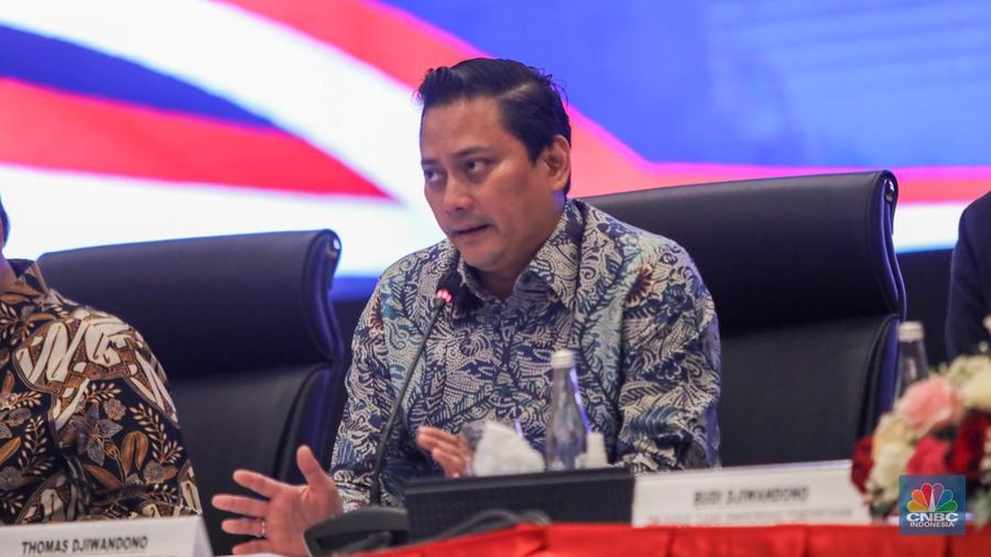 Anggota Bidang Keuangan Tim Gugus Tugas Sinkroniasai Pemerintah, Thomas Djiwandono menyampaikan keterangan saat konferensi pers terkait Kondisi Fundamental Ekonomi Terkini dan Rencana Anggaran Pendapatan dan Belanja Negara (APBN) 2025 di Kantor Pusat Direktorat Jenderal Pajak, Jakarta, Senin (24/6/2024). Anggota Bidang Keuangan Tim Gugus Tugas Sinkroniasai Pemerintah, Thomas Djiwandono menyampaikan keterangan saat konferensi pers terkait Kondisi Fundamental Ekonomi Terkini dan Rencana Anggaran Pendapatan dan Belanja Negara (APBN) 2025 di Kantor Pusat Direktorat Jenderal Pajak, Jakarta, Senin (24/6/2024). (CNBC Indonesia/Faisal Rahman)