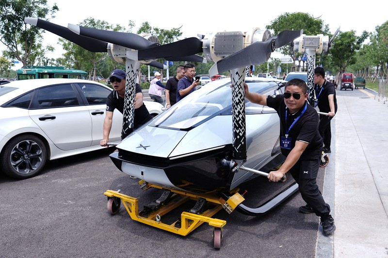 Mobil terbang listrik XPeng Voyager X2 karya XPeng AeroHT, dipamerkan di Beijing, China 18 Juni 2024. Mobil terbang listrik XPeng Voyager X2 karya XPeng AeroHT, dipamerkan di Beijing, China 18 Juni 2024. (REUTERS/Tingshu Wang)