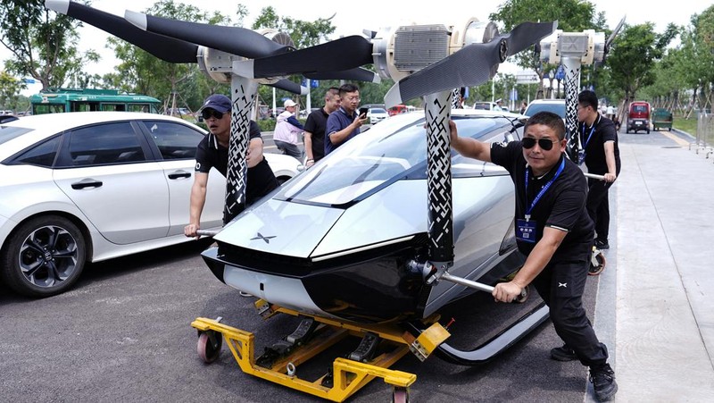 Mobil terbang listrik XPeng Voyager X2 karya XPeng AeroHT, dipamerkan di Beijing, China 18 Juni 2024. (REUTERS/Tingshu Wang)