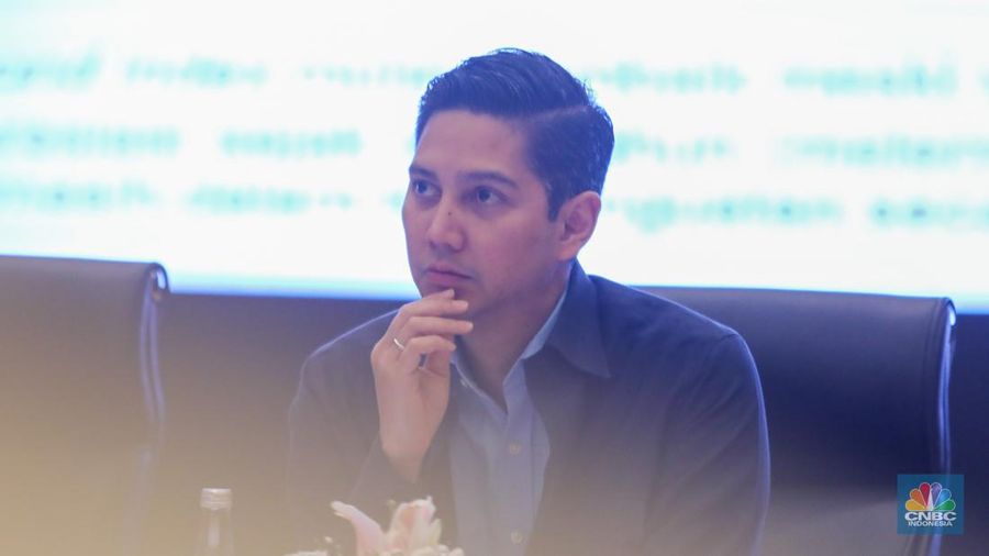 Anggota Tim Gugus Tugas Sinkroniasai Pemerintah Budi Djiwandono menyampaikan keterangan saat konferensi pers terkait Kondisi Fundamental Ekonomi Terkini dan Rencana Anggaran Pendapatan dan Belanja Negara (APBN) 2025 di Kantor Pusat Direktorat Jenderal Pajak, Jakarta, Senin (24/6/2024). (CNBC Indonesia/Faisal Rahman)
