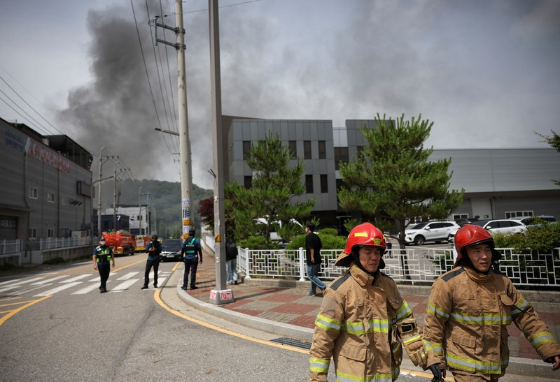 Asap mengepul dari sebuah gedung menyusul kebakaran mematikan di pabrik baterai di Hwaseong, Korea Selatan, 24 Juni 2024. Asap mengepul dari sebuah gedung menyusul kebakaran mematikan di pabrik baterai di Hwaseong, Korea Selatan, 24 Juni 2024. (REUTERS/Kim Hong-ji)