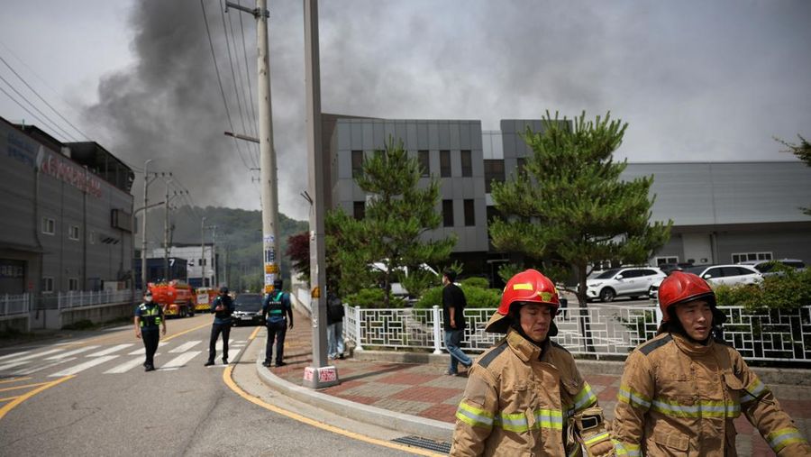 Asap mengepul dari sebuah gedung menyusul kebakaran mematikan di pabrik baterai di Hwaseong, Korea Selatan, 24 Juni 2024. (REUTERS/Kim Hong-ji)