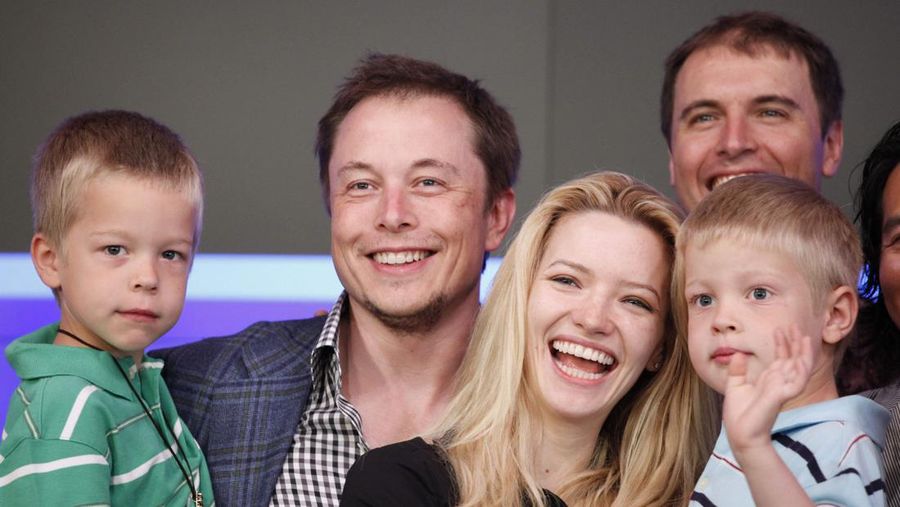 CEO Tesla Motors, Elon Musk berdiri bersama keluarga. (AP Photo/Mark Lennihan/File Foto)