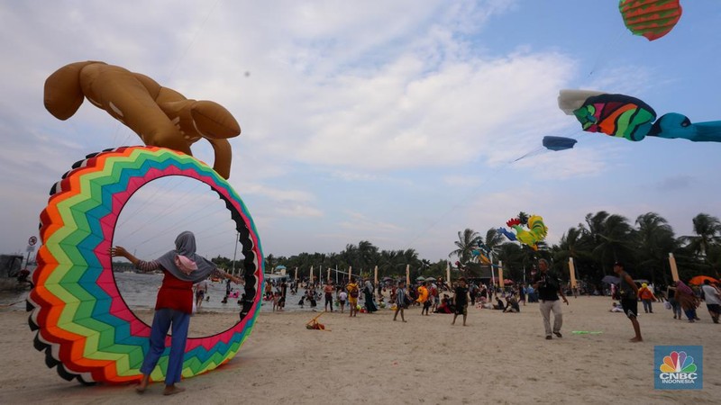 Festival Layang-layang Internasional 2024 di Pantai Lagon, Ancol, Jakarta, Senin (24/6/2024).  (CNBC Indonesia/Faisal Rahman)