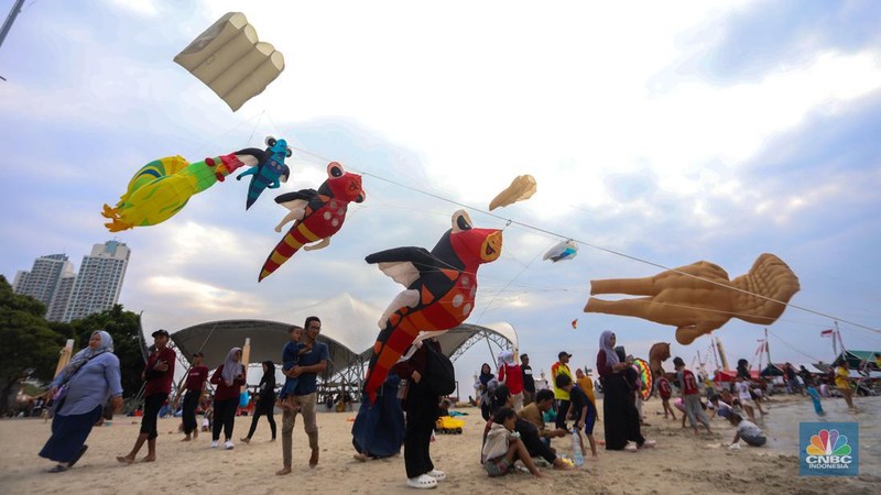 Festival Layang-layang Internasional 2024 di Pantai Lagon, Ancol, Jakarta, Senin (24/6/2024).  (CNBC Indonesia/Faisal Rahman)