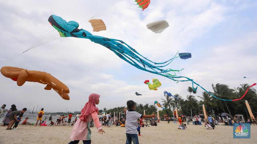 Festival Layang-layang Internasional 2024 di Pantai Lagon, Ancol, Jakarta, Senin (24/6/2024).  (CNBC Indonesia/Faisal Rahman)