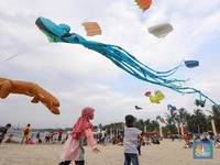 Tips Wisata Aman di Tengah Risiko Cuaca Ekstrem Saat Nataru