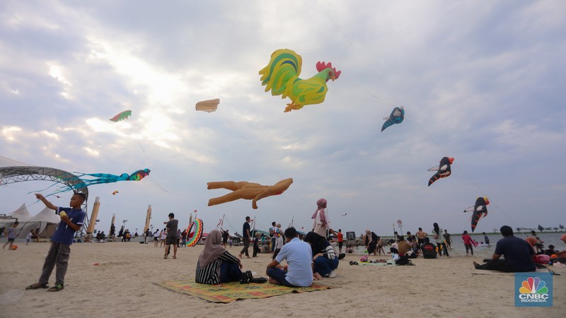 Festival Layang-layang Internasional 2024 di Pantai Lagon, Ancol, Jakarta, Senin (24/6/2024). (CNBC Indonesia/Faisal Rahman) Festival Layang-layang Internasional 2024 di Pantai Lagon, Ancol, Jakarta, Senin (24/6/2024). (CNBC Indonesia/Faisal Rahman)